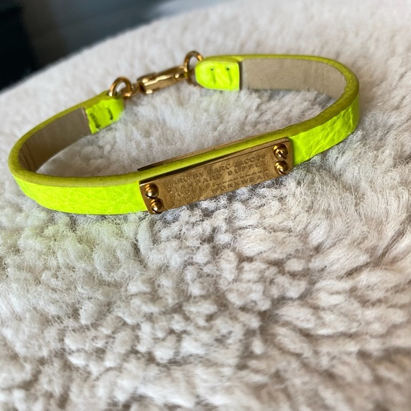 MARC BY MARC JACOBS Standard Chain ID Bracelet In Yellow NWOT - Picture 2 of 7